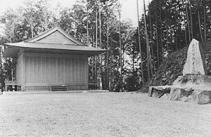 旧福田神社境内の碑と新築された能舞台（平成7年10月撮影）