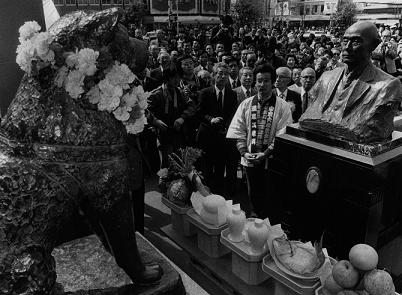 上野英三郎胸像とハチ公銅像の対面（１９８４年４月８日毎日新聞社撮影）
